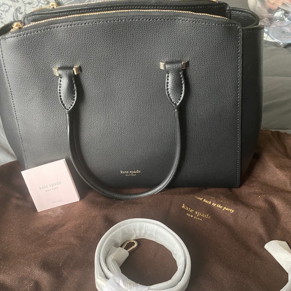 Kate Spade purse w/strap, new condition. Black